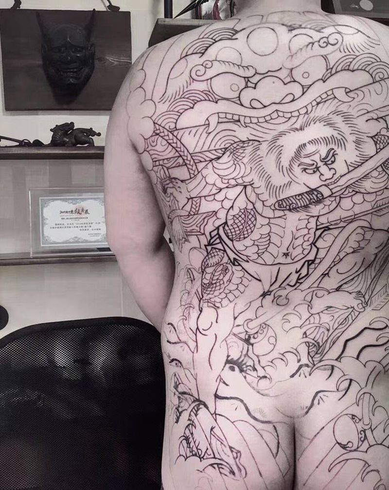 老传统定线纹身图片_背部老传统纹身图案