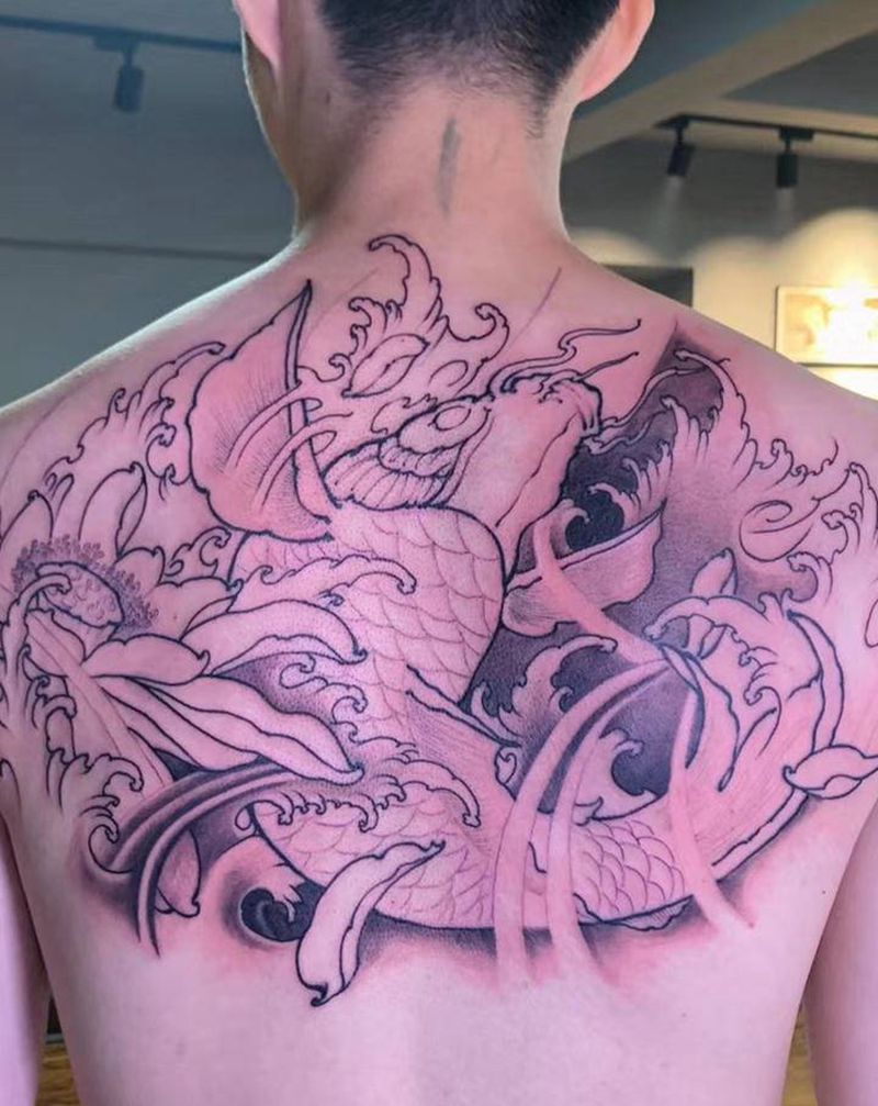 #半背鲤鱼#未完成纹身图片_背部老传统新传统鲤鱼纹身图案