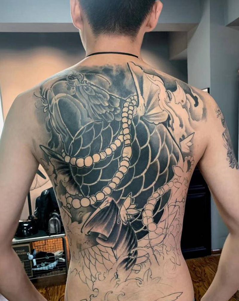 ＃满背鲤鱼遮盖＃未完成纹身图片_背部老传统鲤鱼遮盖纹身图案