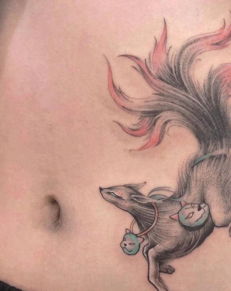 九尾狐纹身图片_腰部欧美写实纹身图案