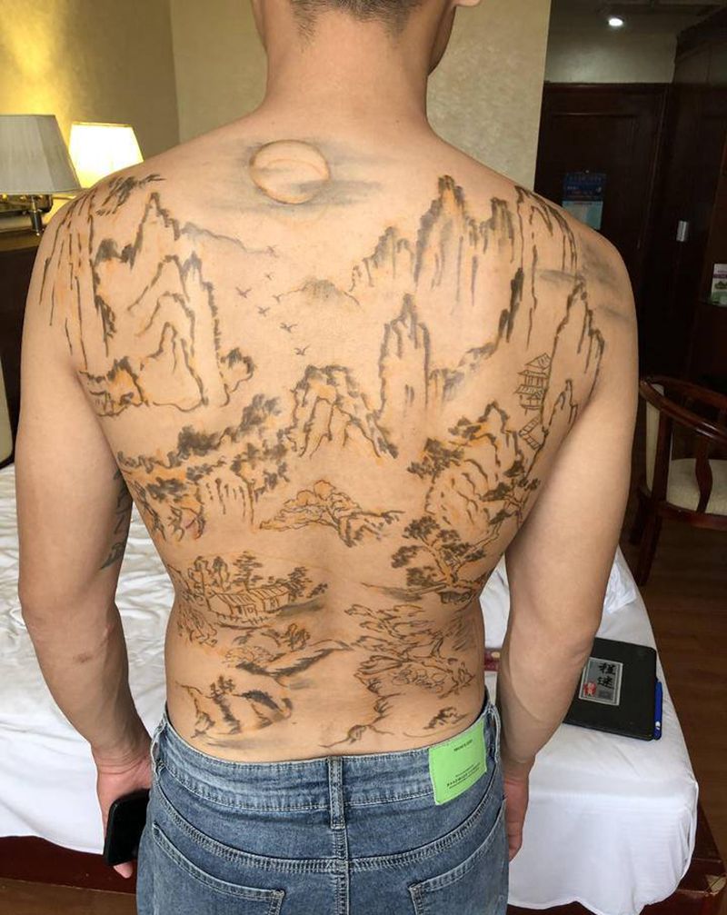 山水满背纹身图片_背部新传统水墨山水满背山水纹身图案