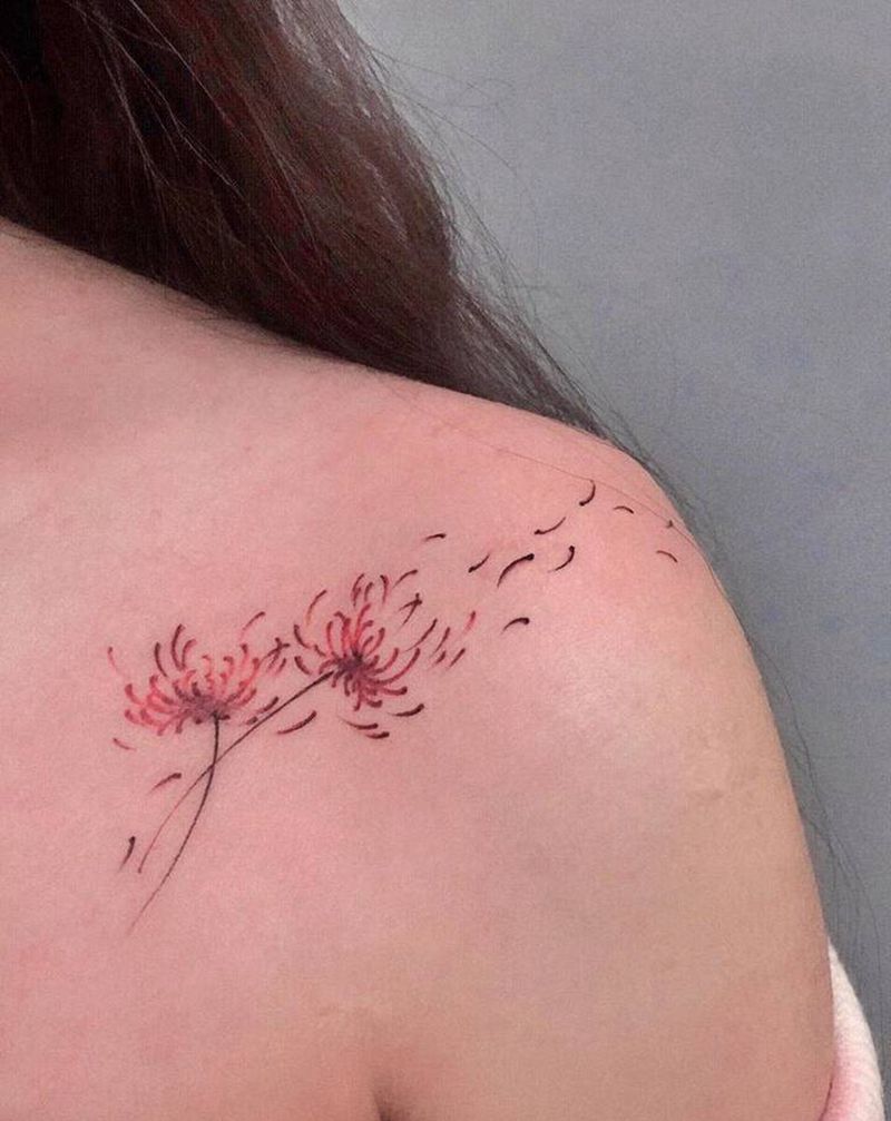 清新彼岸花纹身图片_肩部水彩纹身图案