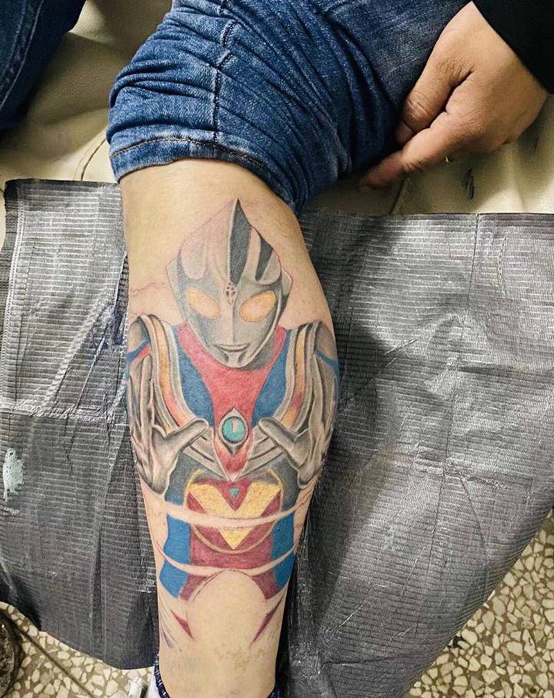 奥特曼纹身图片_腿部水彩纹身图案