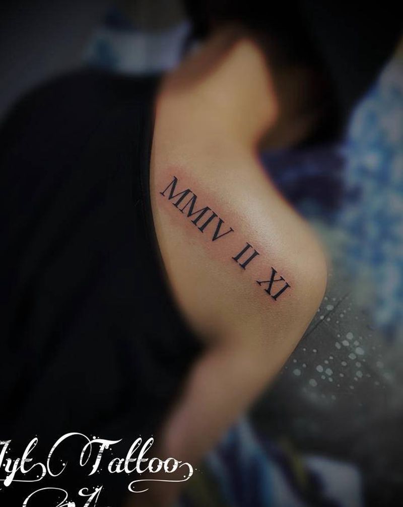罗马数字纹身纹身图片_肩部花体字纹身图案