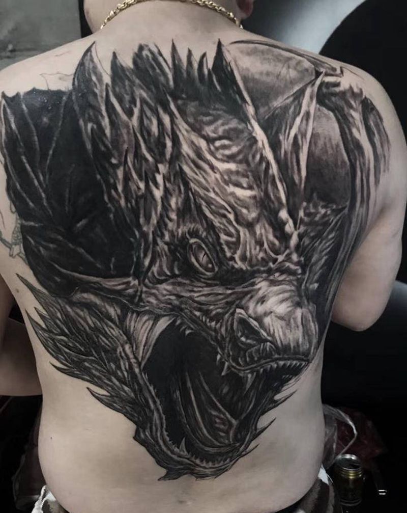 龙背纹身图片_背部欧美写实freehand遮盖龙满背纹身图案