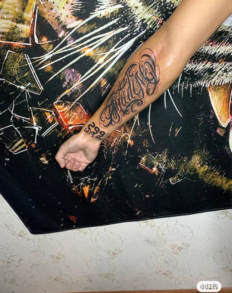 花体字纹身图片_手臂花体字纹身图案