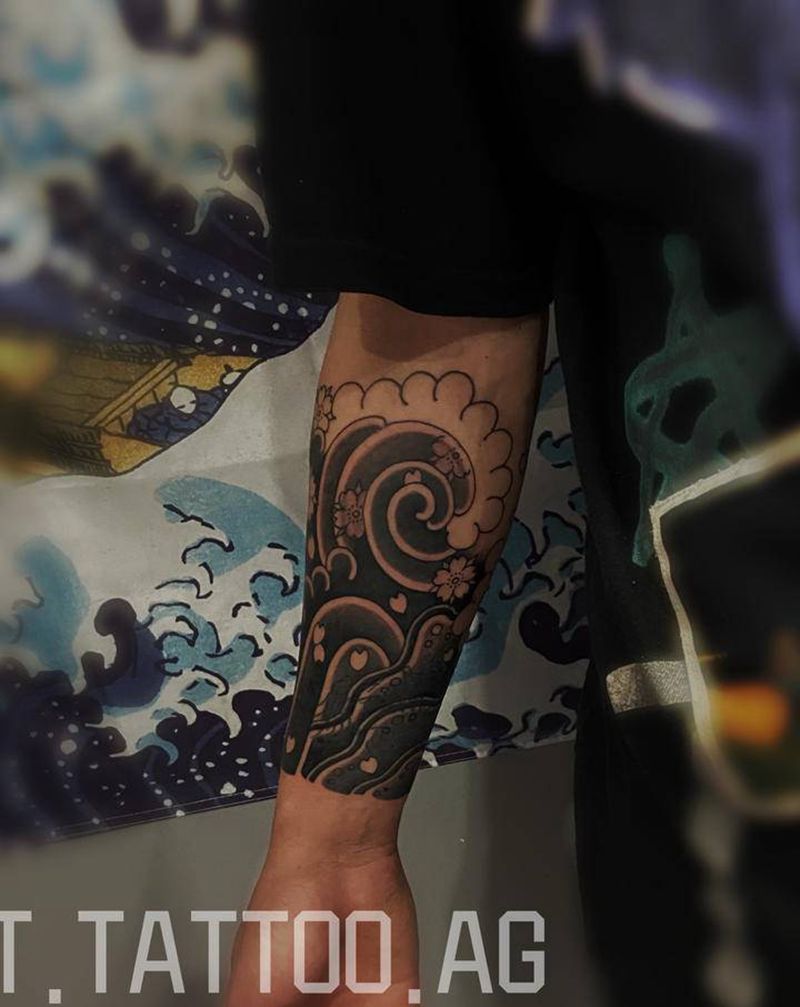 樱花包小臂纹身图片_手臂老传统纹身图案