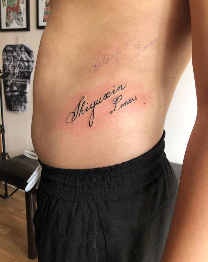 字母纹身图片_腹部腰部花体字纹身图案