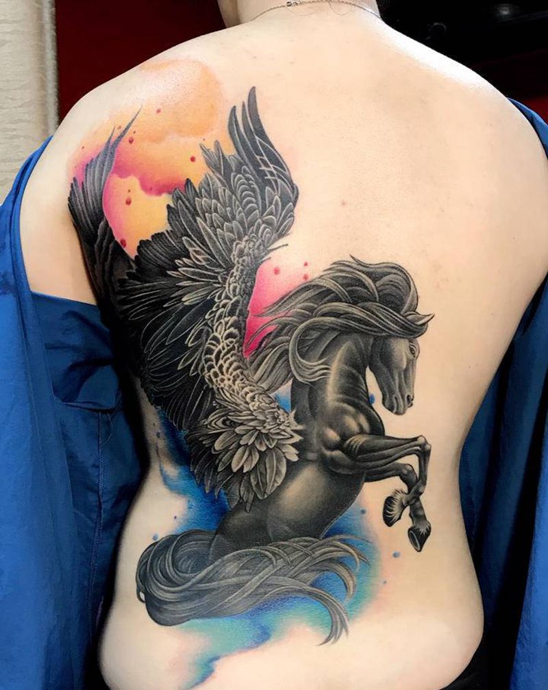 飞马纹身图片_背部欧美写实纹身图案