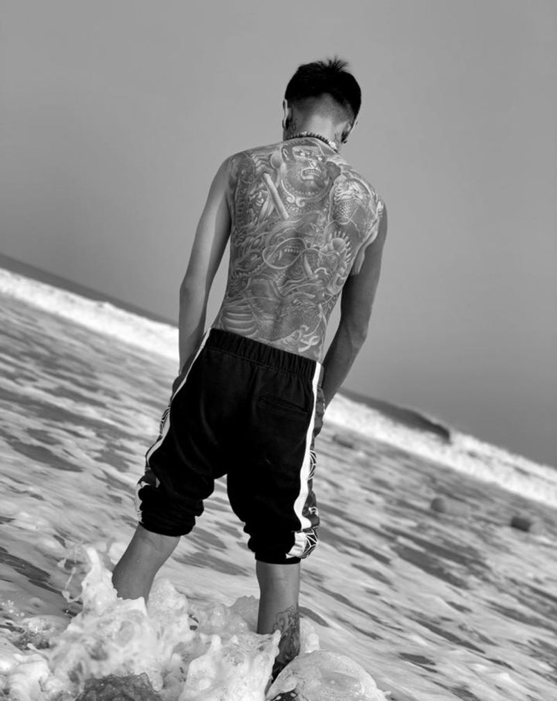 浪纹身图片_背部新传统纹身图案