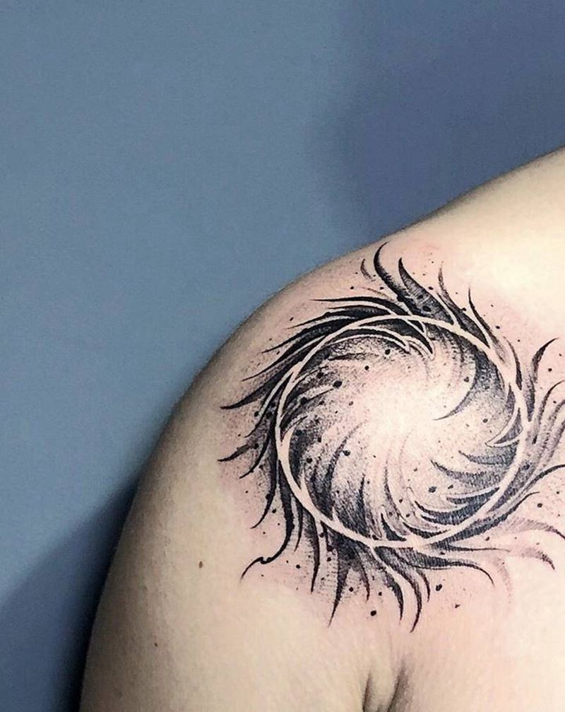 黑化的太阳纹身图片_肩部点刺纹身图案