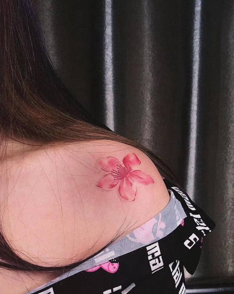 桃花纹身图片_肩部水彩纹身图案