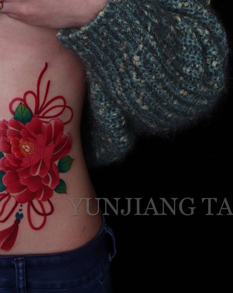 牡丹纹身图片_腰部新传统纹身图案