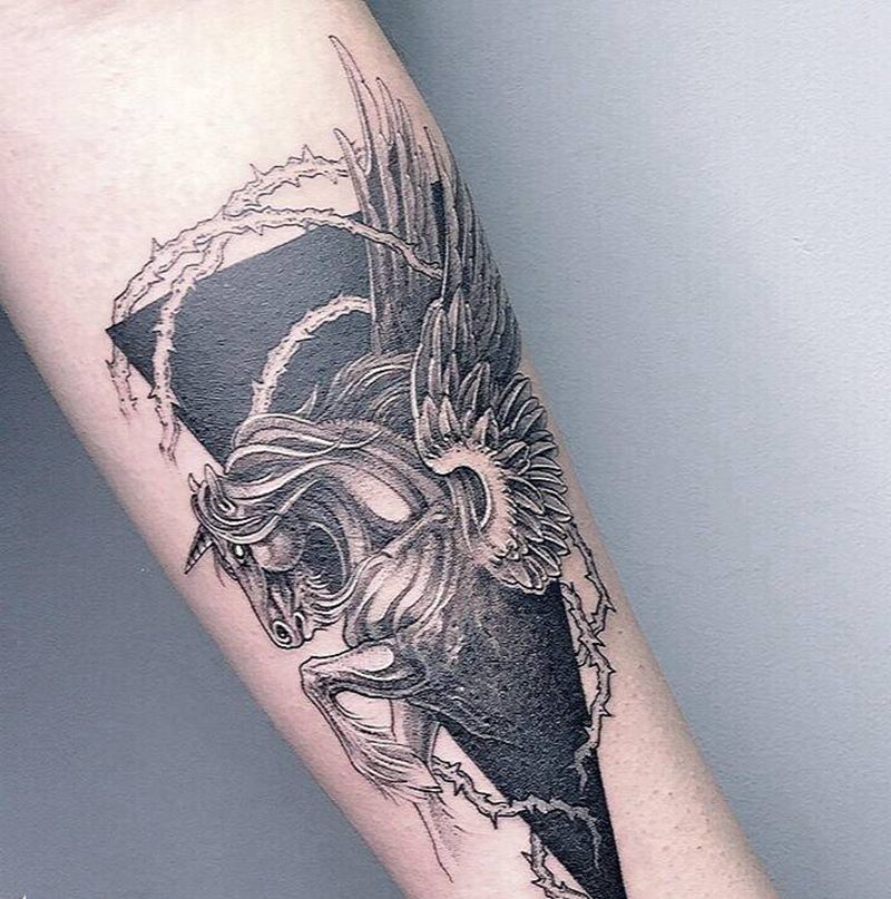 独角兽纹身图片_手臂几何点刺纹身图案