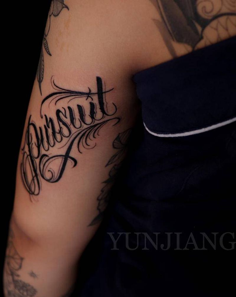 追赶纹身图片_手臂花体字纹身图案