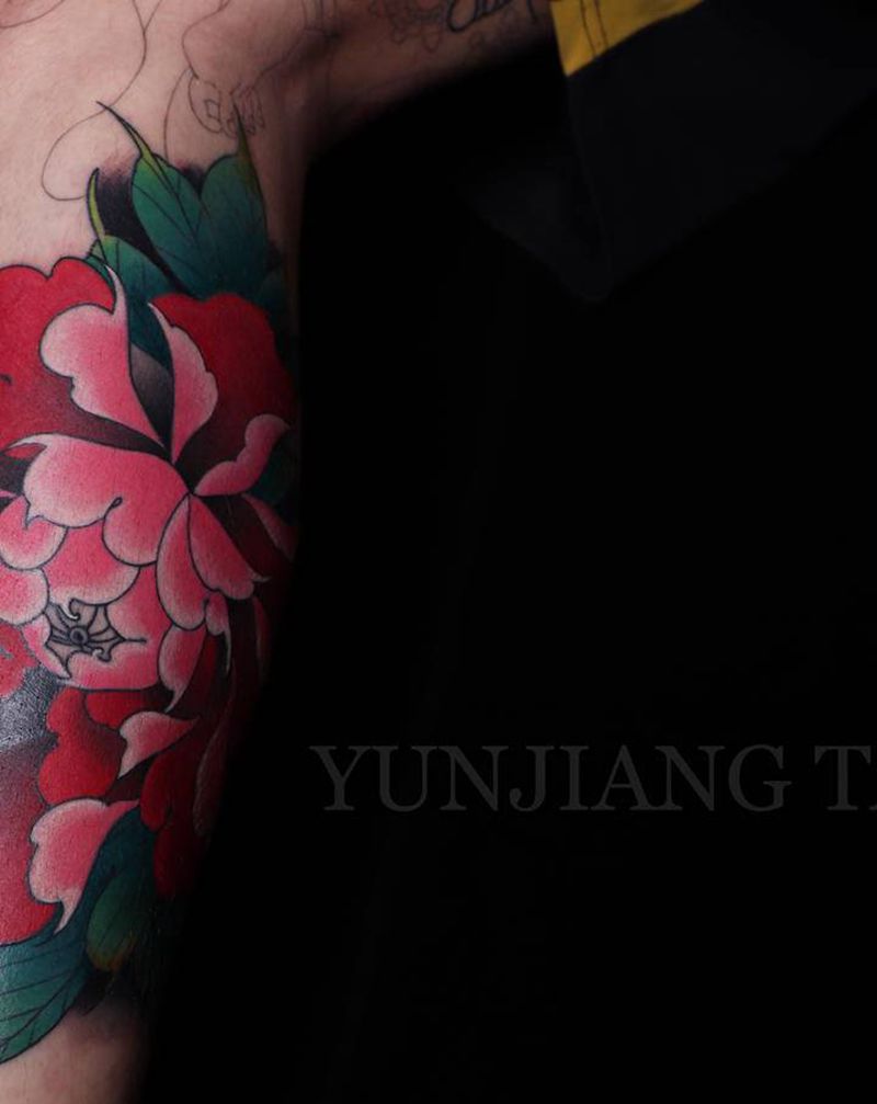 牡丹纹身图片_腿部新传统纹身图案