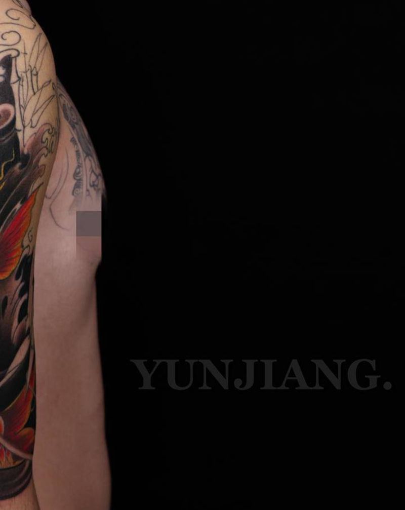 锦鲤纹身图片_手臂新传统纹身图案