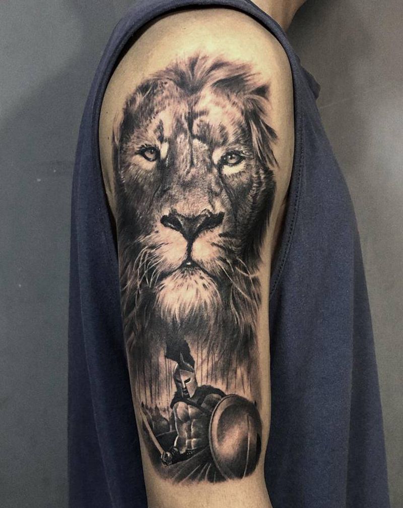大臂狮子和斯巴达纹身图片_手臂肩部欧美写实狮子斯巴达纹身图案