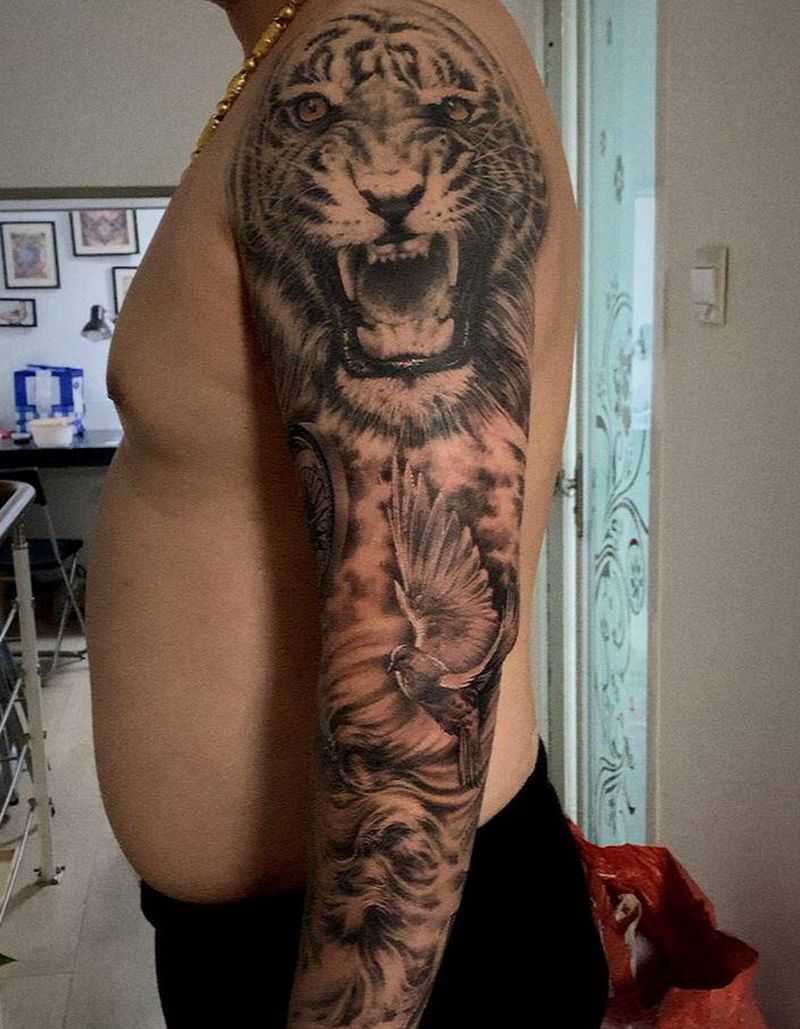 虎头和平鸽花臂纹身图片_手臂欧美写实纹身图案