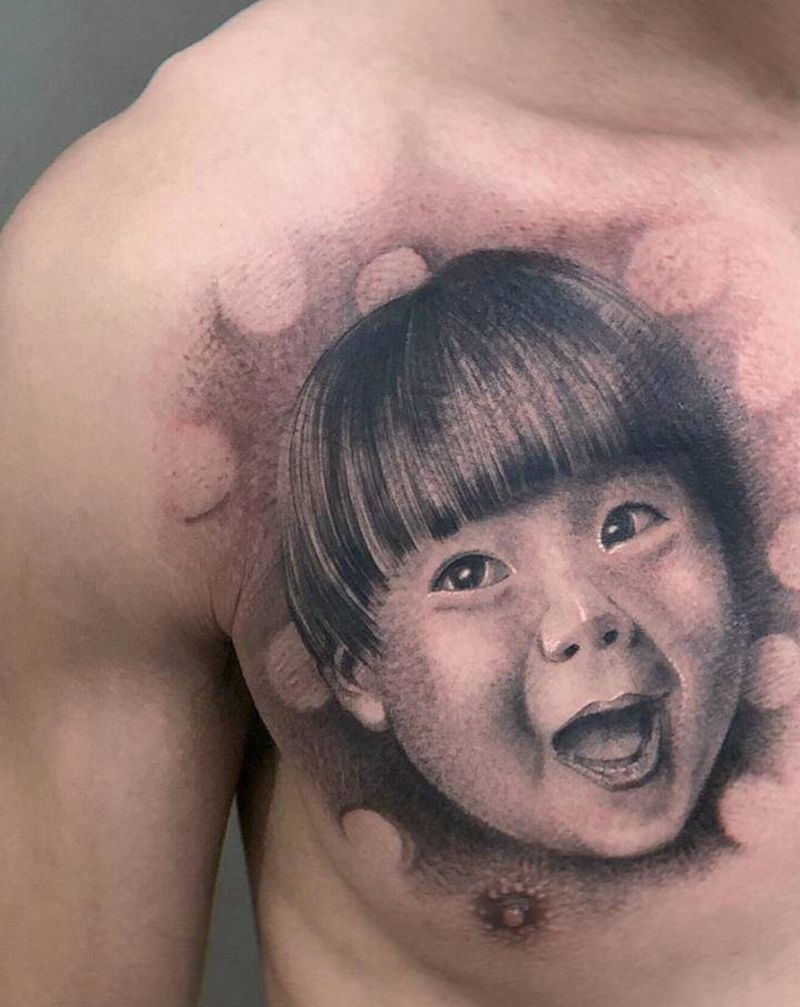 照片素描纹身图片_胸部欧美写实纹身图案