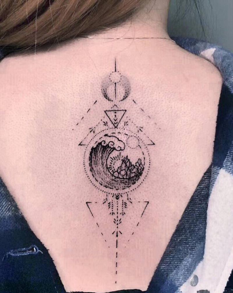 点刺纹身图片_背部几何点刺纹身图案