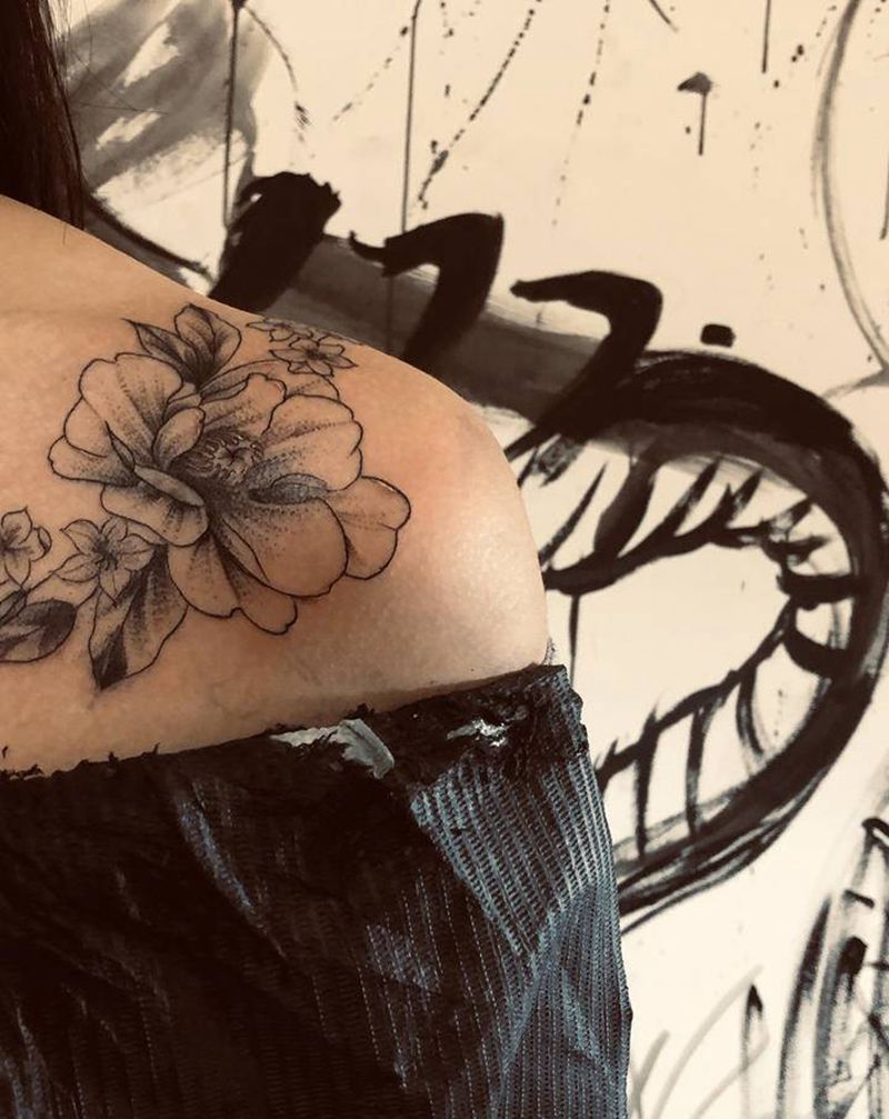 肩花纹身图片_胸部点刺纹身图案