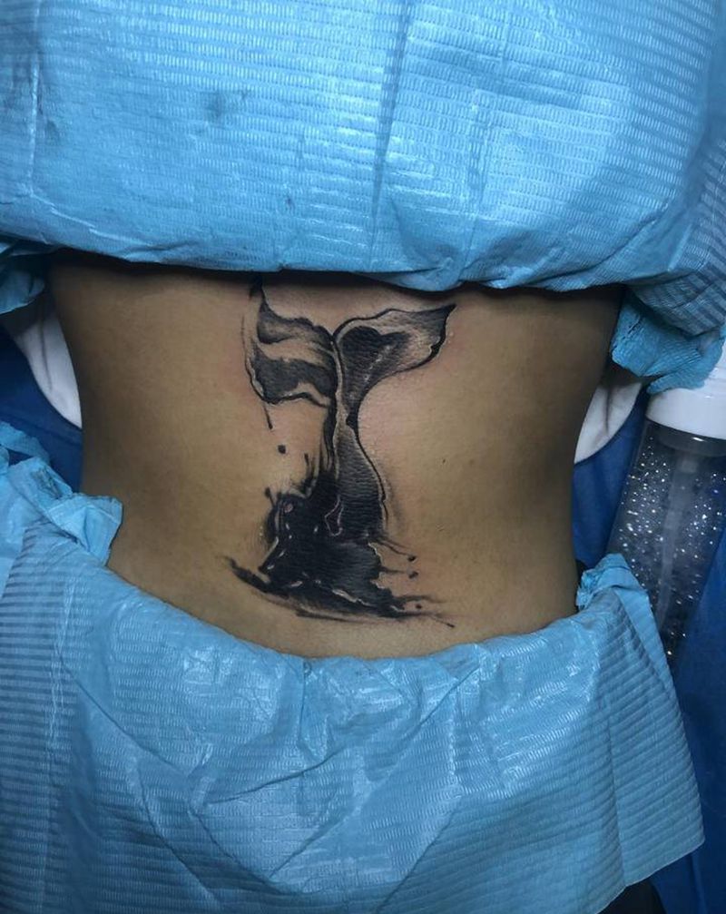 鲸鱼尾纹身图片_背部水墨纹身图案