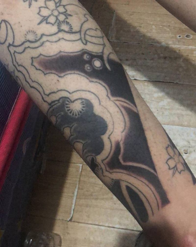 浪纹身图片_腿部老传统纹身图案