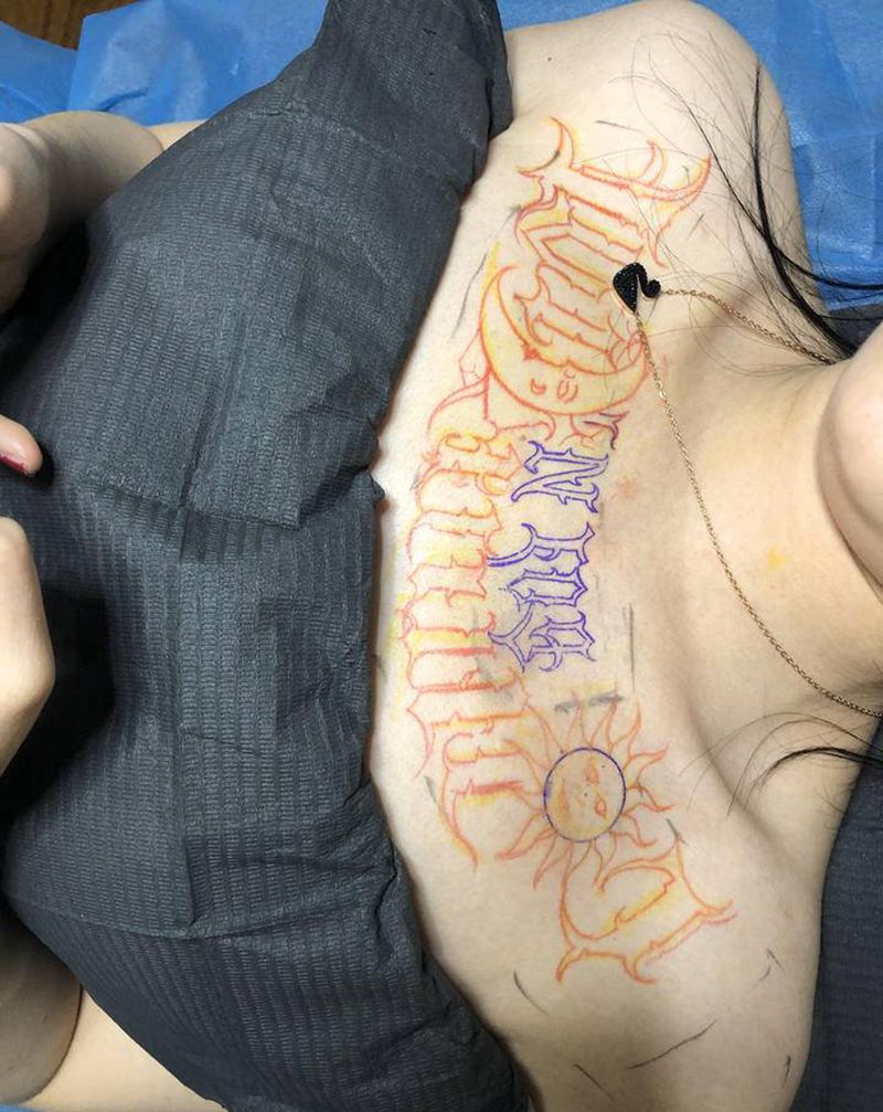 花体纹身图片_胸部花体字纹身图案