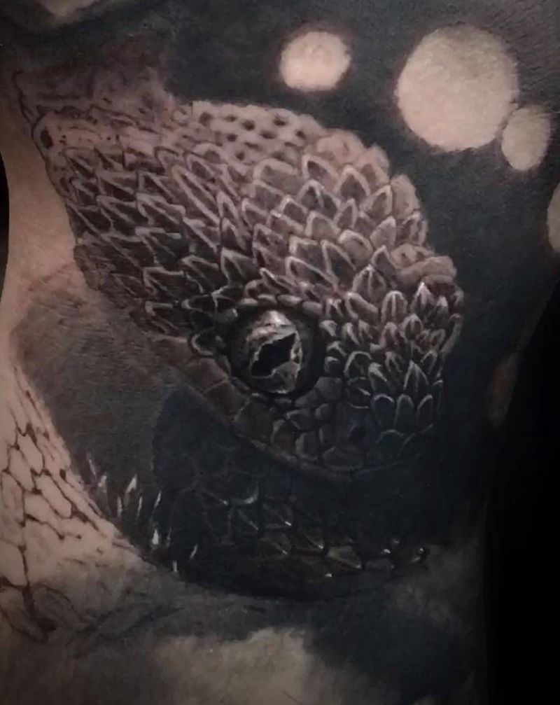 欧美写实-蛇纹身图片_腿部纹身图案