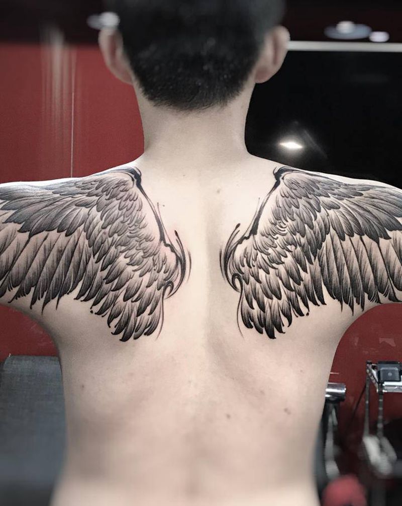 翅膀纹身图片_背部肩部水墨新传统纹身图案