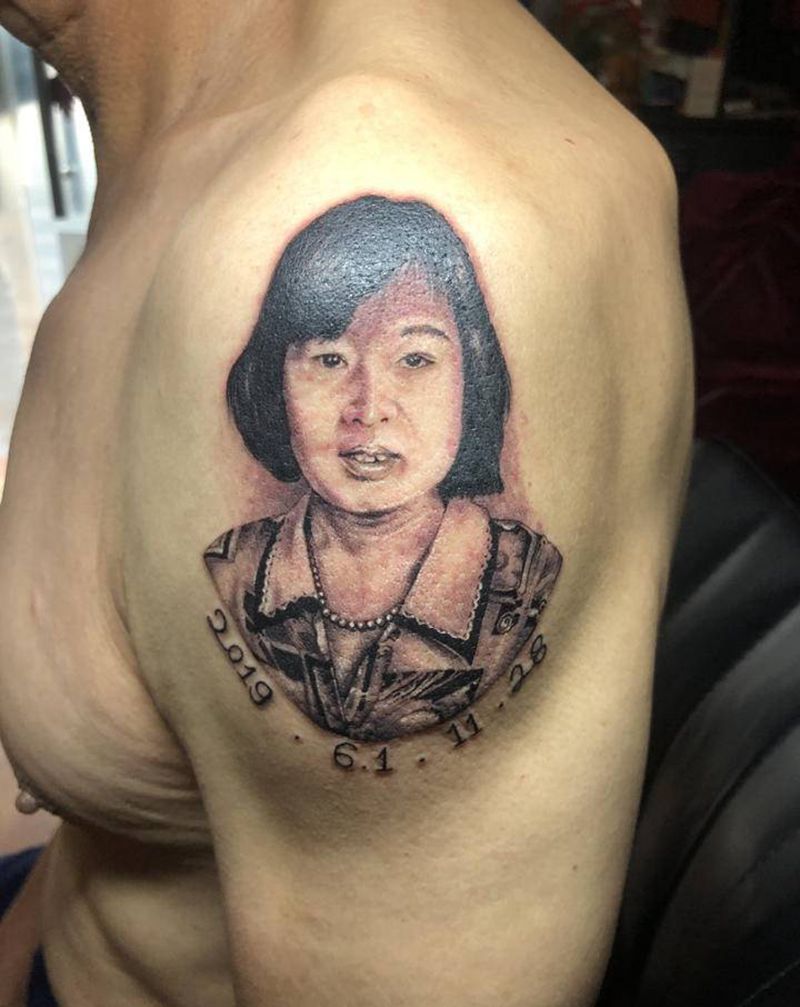 66岁大叔为纪念老伴纹身图片_肩部欧美写实纹身图案