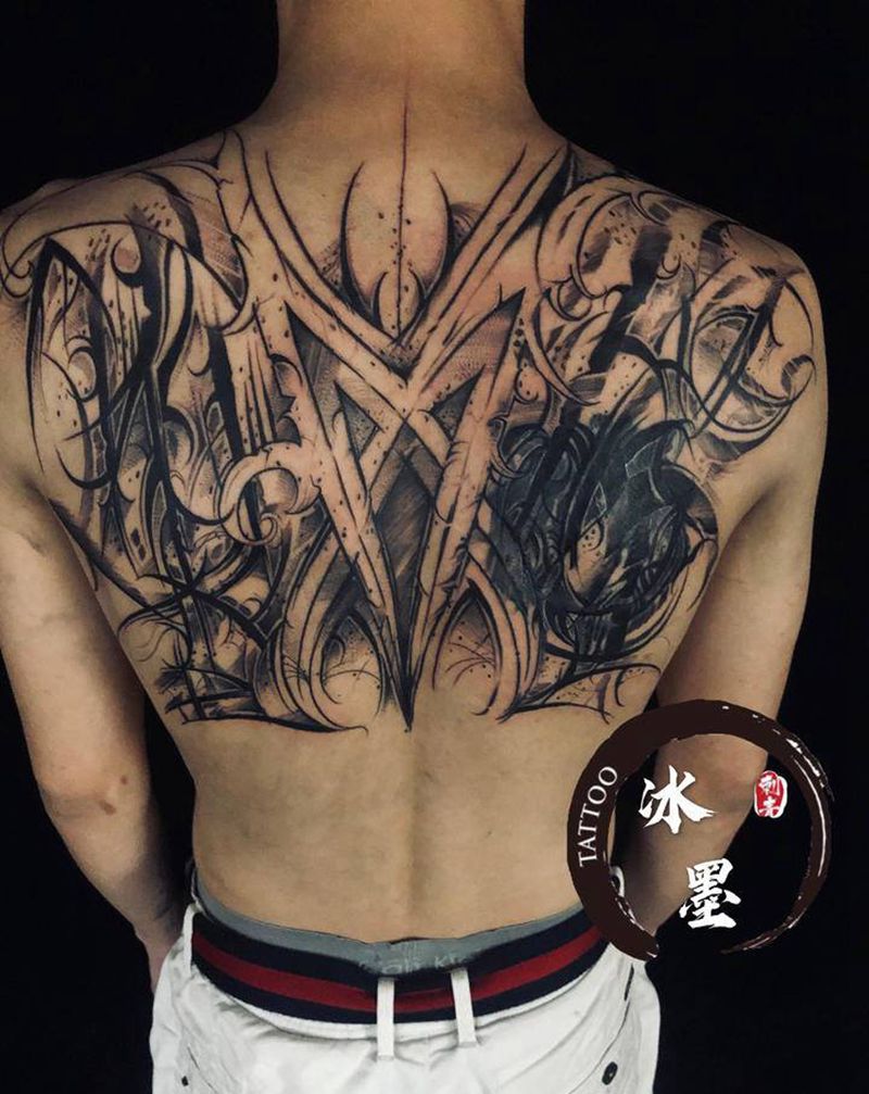 花体纹身图片_背部花体字纹身图案