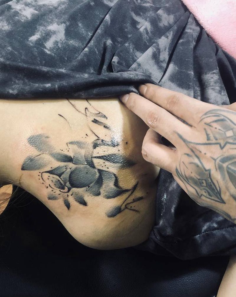 莲花纹身图片_背部水墨莲花纹身图案