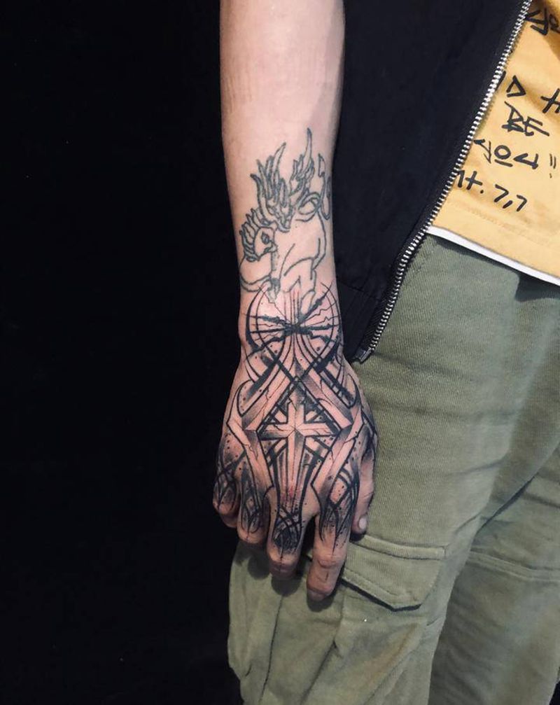 花体纹身图片_手部纹身图案