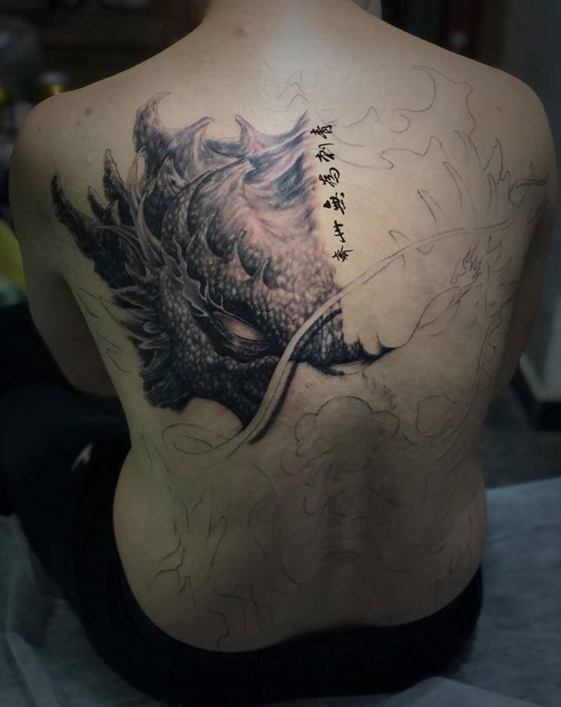 龙尊纹身图片_背部新传统欧美写实龙写实新传统纹身图案