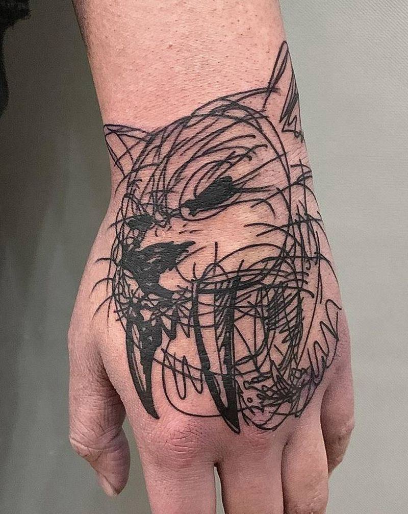 剑齿虎纹身图片_手部纹身图案