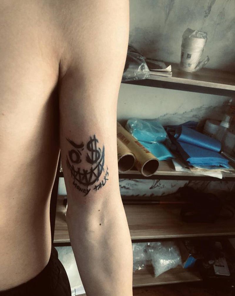 笑脸纹身图片_臀部纹身图案