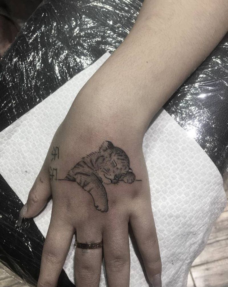 小老虎,嗷嗷纹身图片_手部纹身图案