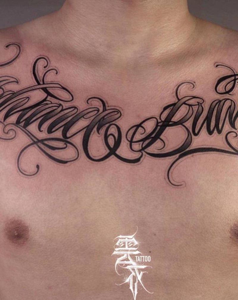 花体字纹身图片_胸部花体字纹身图案