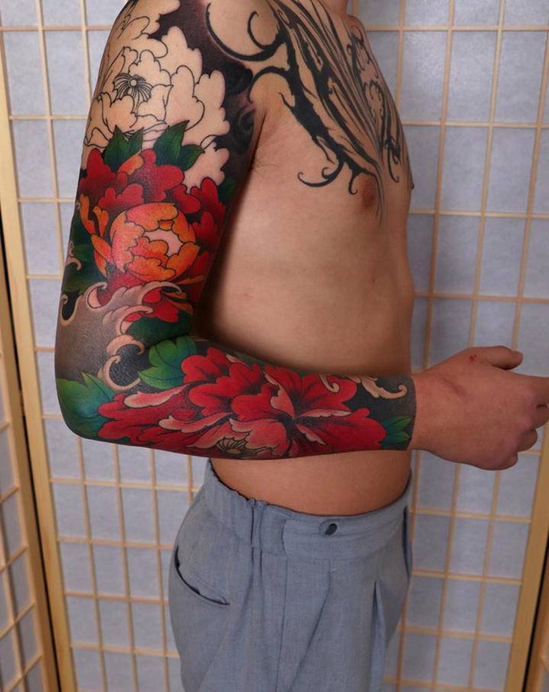 牡丹纹身图片_手臂新传统纹身图案