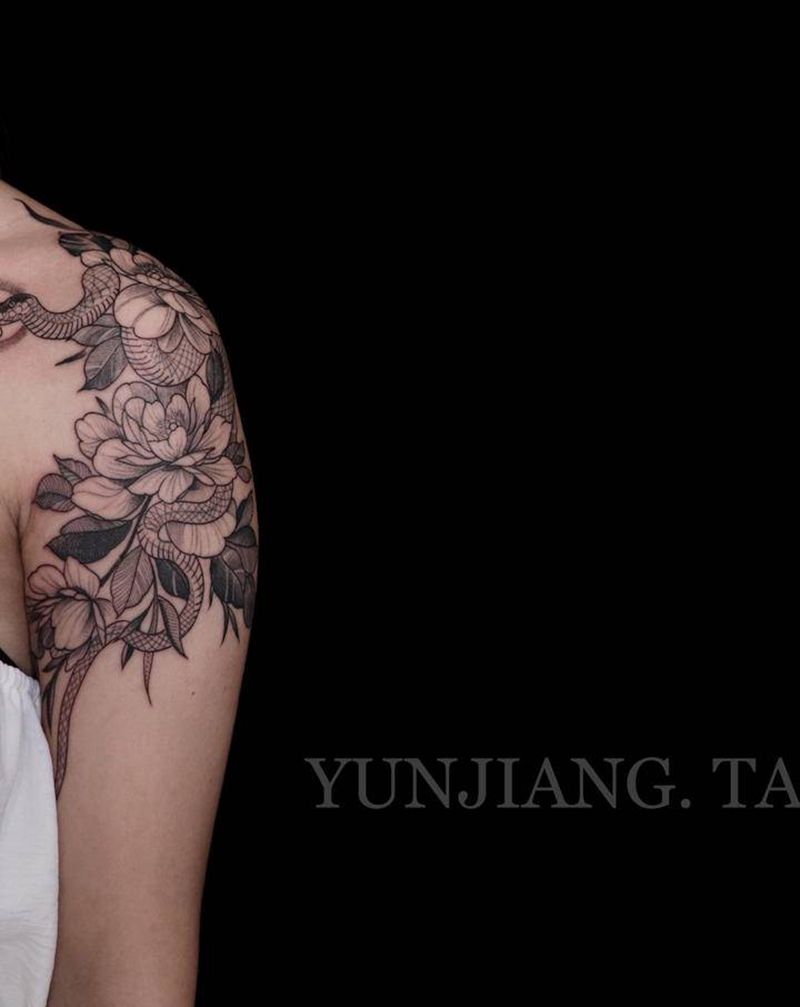 素花纹身图片_肩部点刺纹身图案