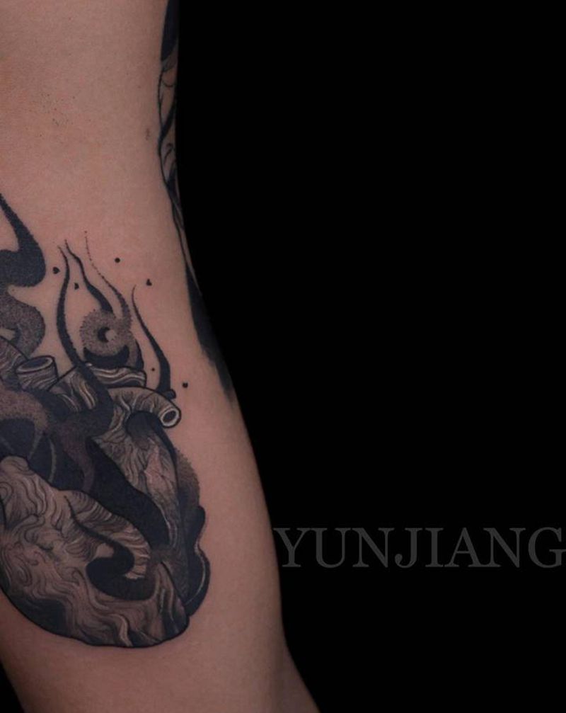 心脏纹身图片_手臂点刺纹身图案