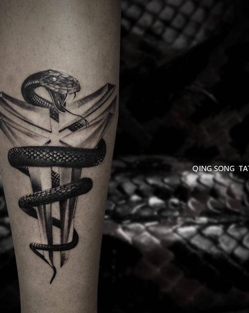 科比黑曼巴纹身图片_腿部欧美写实纹身图案