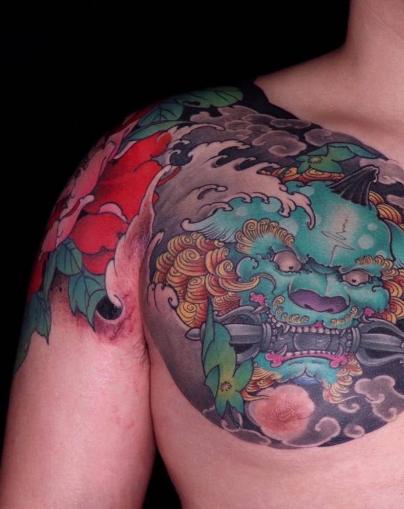 唐狮半甲+后肩胛鲤鱼纹身图片_胸部背部新传统纹身图案