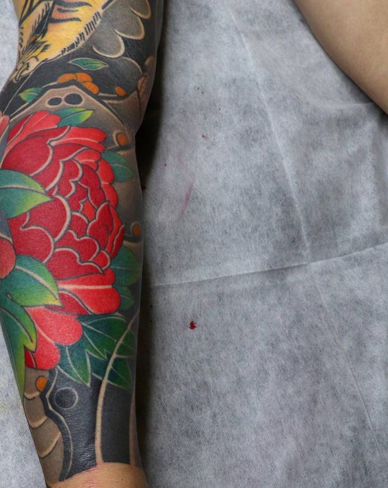 小牡丹纹身图片_腿部老传统纹身图案