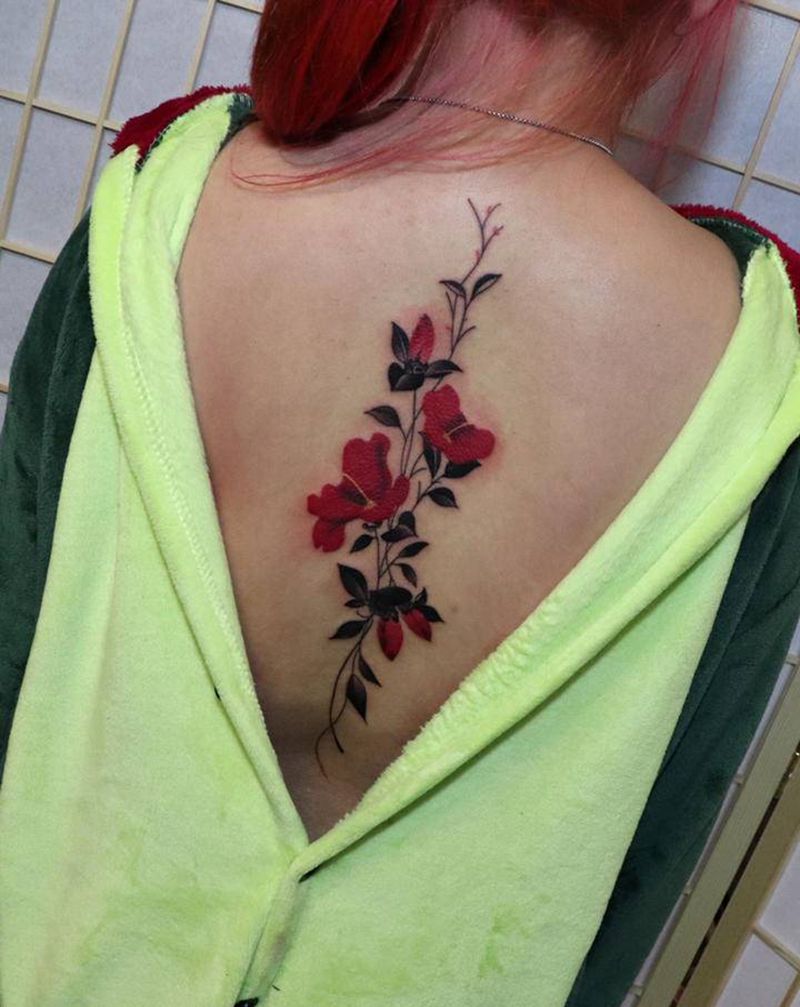 小花花纹身图片_背部水彩纹身图案