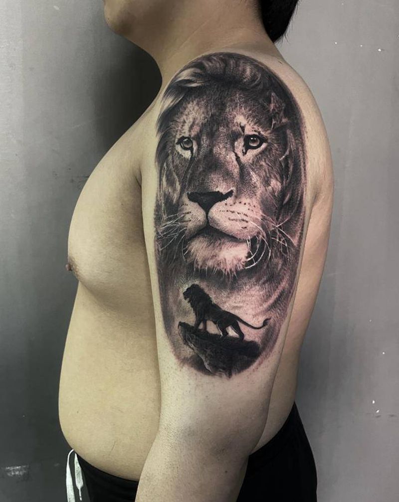 狮子王纹身图片_手臂肩部欧美写实狮子纹身图案