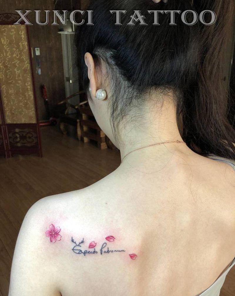 樱花字母纹身图片_肩部背部水彩花体字字花纹身图案