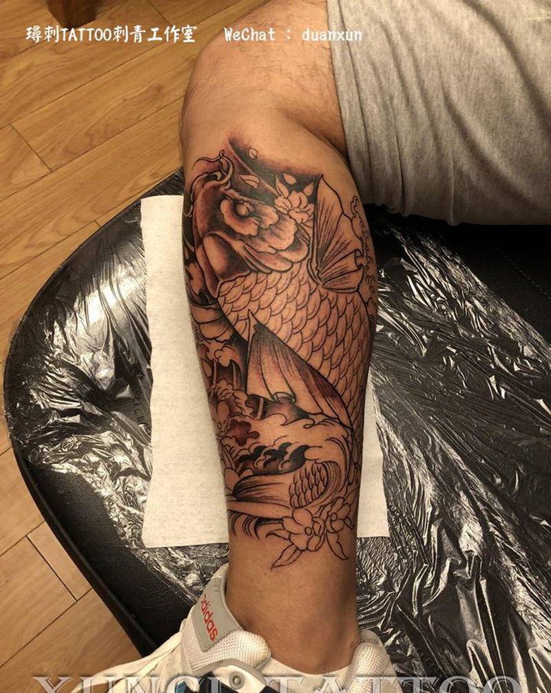 鲤鱼纹身图片_腿部老传统纹身图案